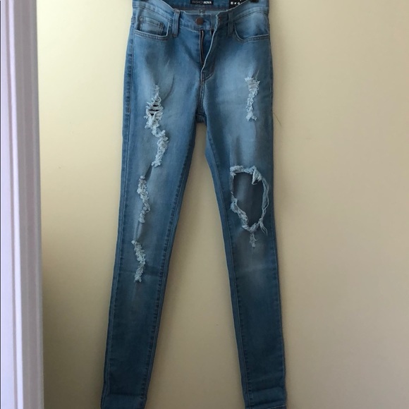 Fashion nova Ripped jeans - Picture 4 of 5